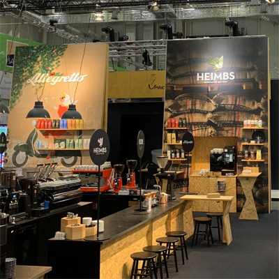 Grafikwände mit eingebauten Regalen, Podesten direkt und indirekt beleuchtet