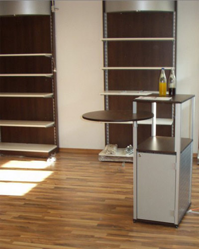 Ladenregal Standregal Rolf beleuchtet