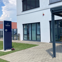 Werbepylon Werbestele beleuchtet, beschriftet mit RGB Farben wechsel